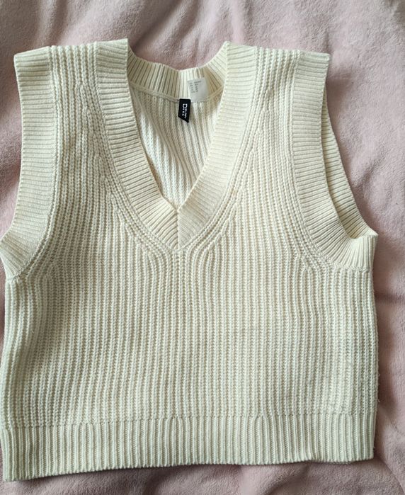 Жилетка в'язана біла