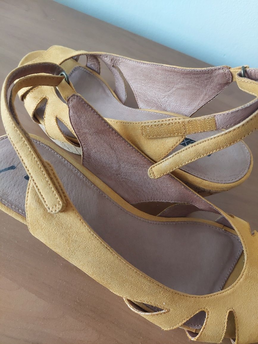 Buty na koturnie ciemnożółte 41 Next