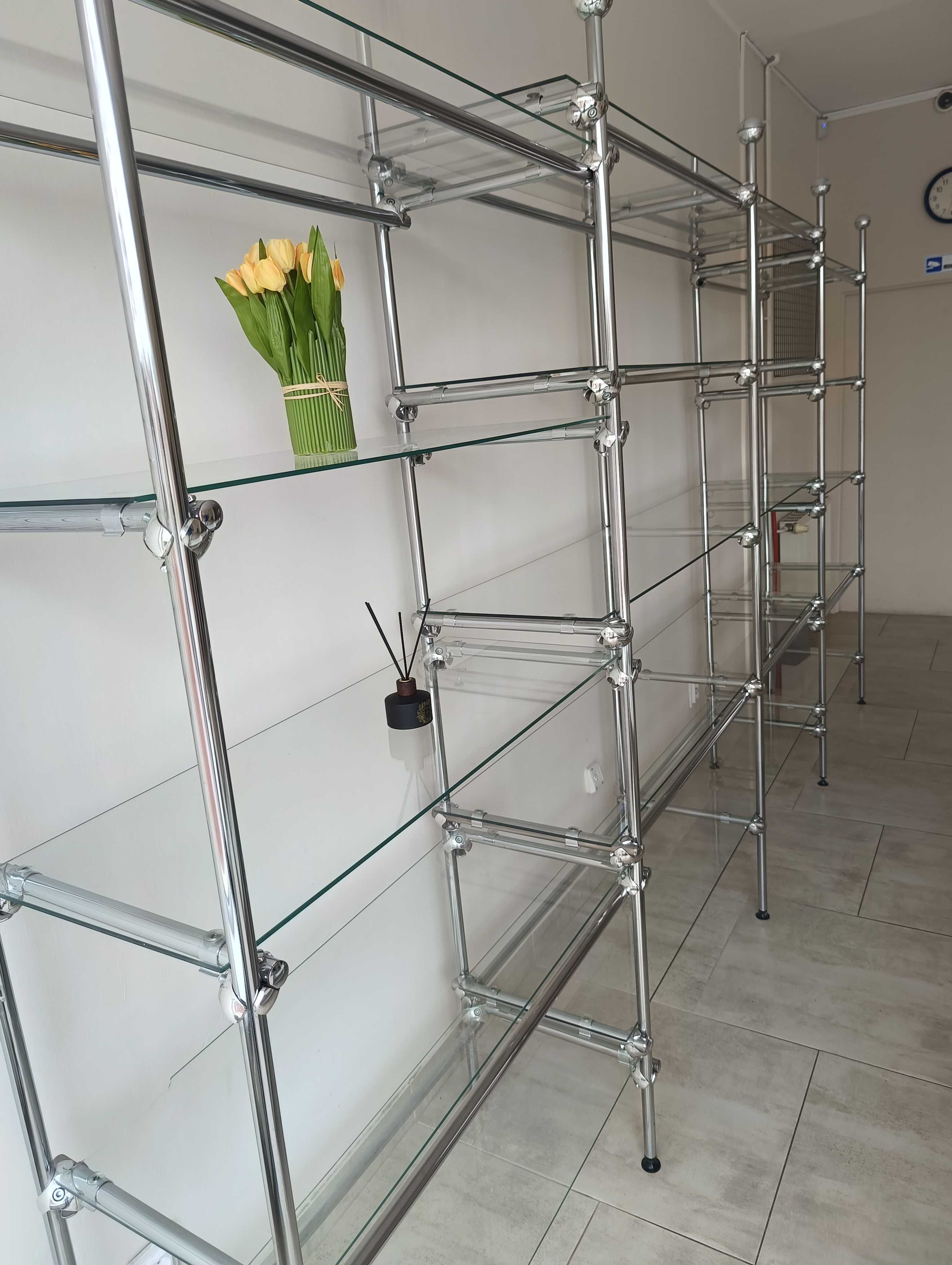Regał aluminiowy z szklanymi półkami