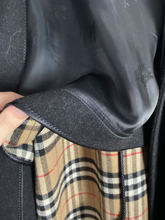 Klasyczny czarny plaszcz vintage burberry w krate burberry brit