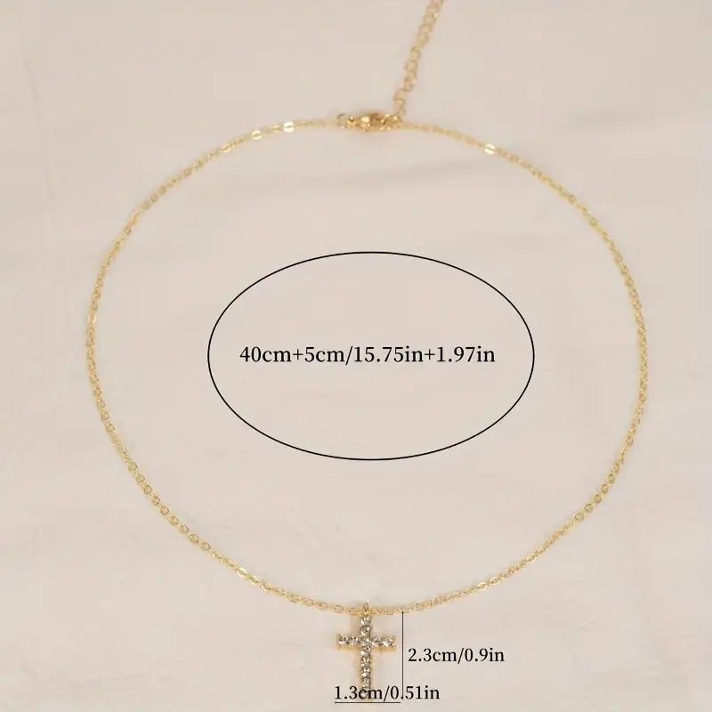 Colar CRUZ COM STRASS
Aço inoxidável dourado 
Simples e Bonito 
NOVO