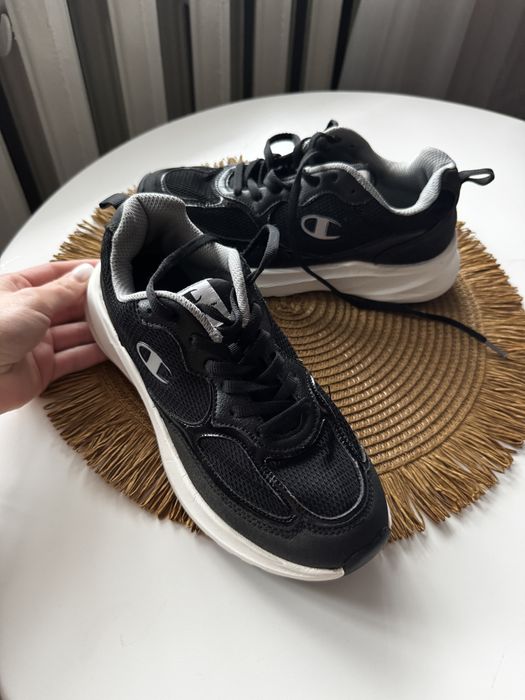 Легенькі та зручні кросівки champion 23 см