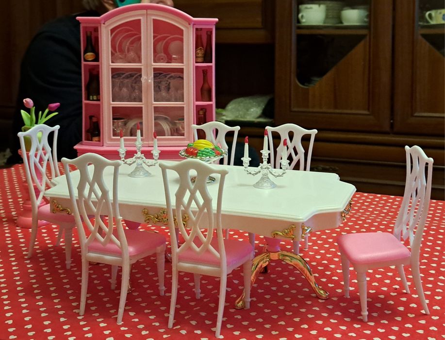 Serwantka oraz stół z krzesłami