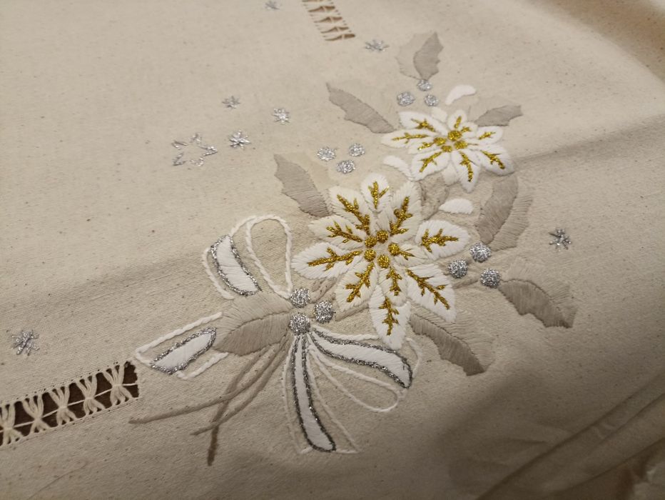 Toalha e guardanapos de linho bordado