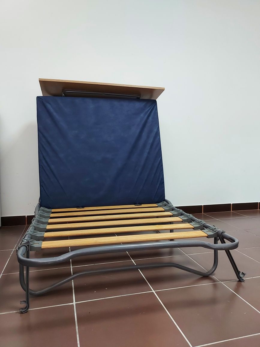 Cama com estrutura móvel em madeira