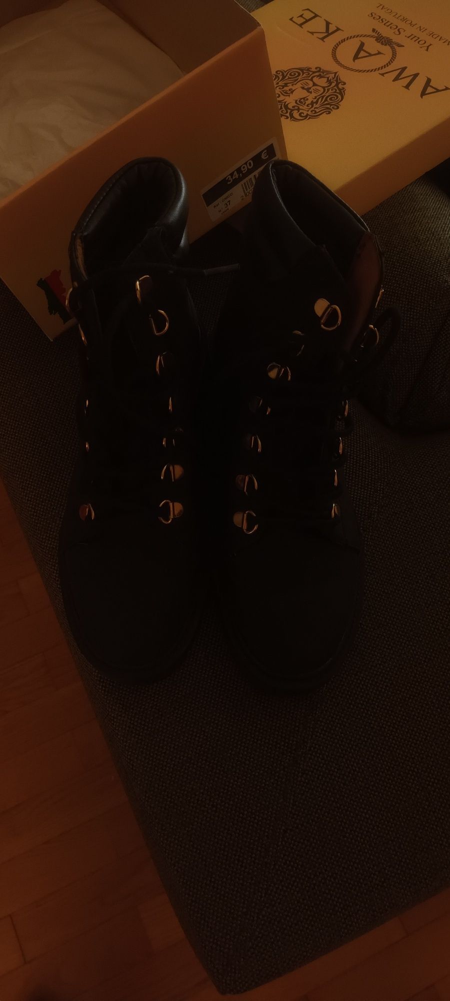 Botins usados uma só vez, pretos