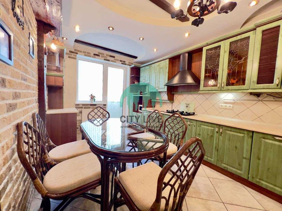 Продаж 3-кім квартири великої площі в Центрі міста (К)