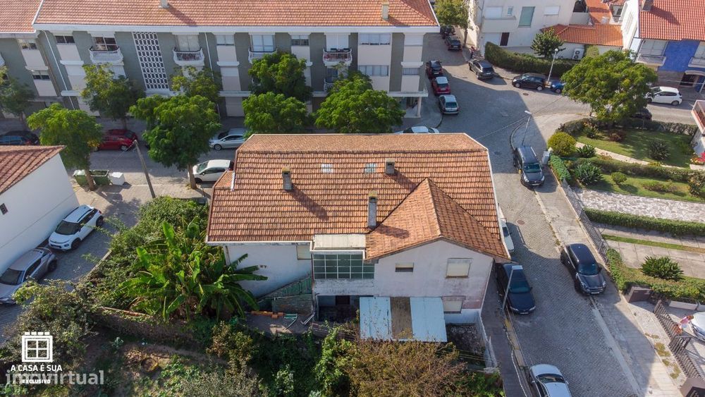 Moradia bifamiliar para restaurar na zona nobre de Espinho