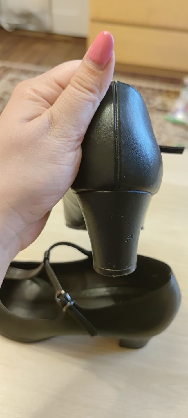 Czółenka półbuty eleganckie słupek retro z paskiem Graceland deichmann