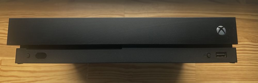 Konsola XBOX ONE X 1TB + 2 pady stan ideał