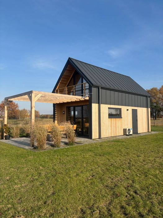 Domek między łąkami