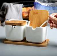 Pojemniki ceramiczne z łyżeczkami i drewnianą tacką