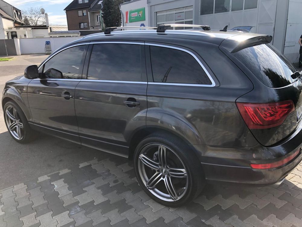 Audi Q7 S line v8