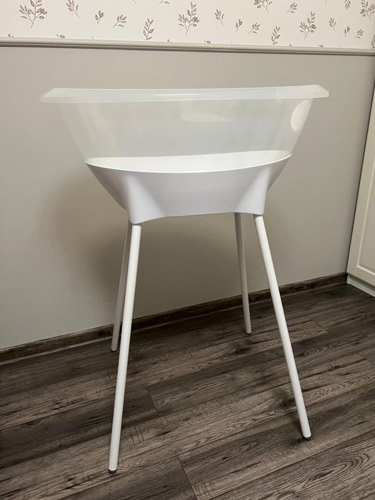 Wanienka LUMA w wersji  transparentnej z białą podstawą