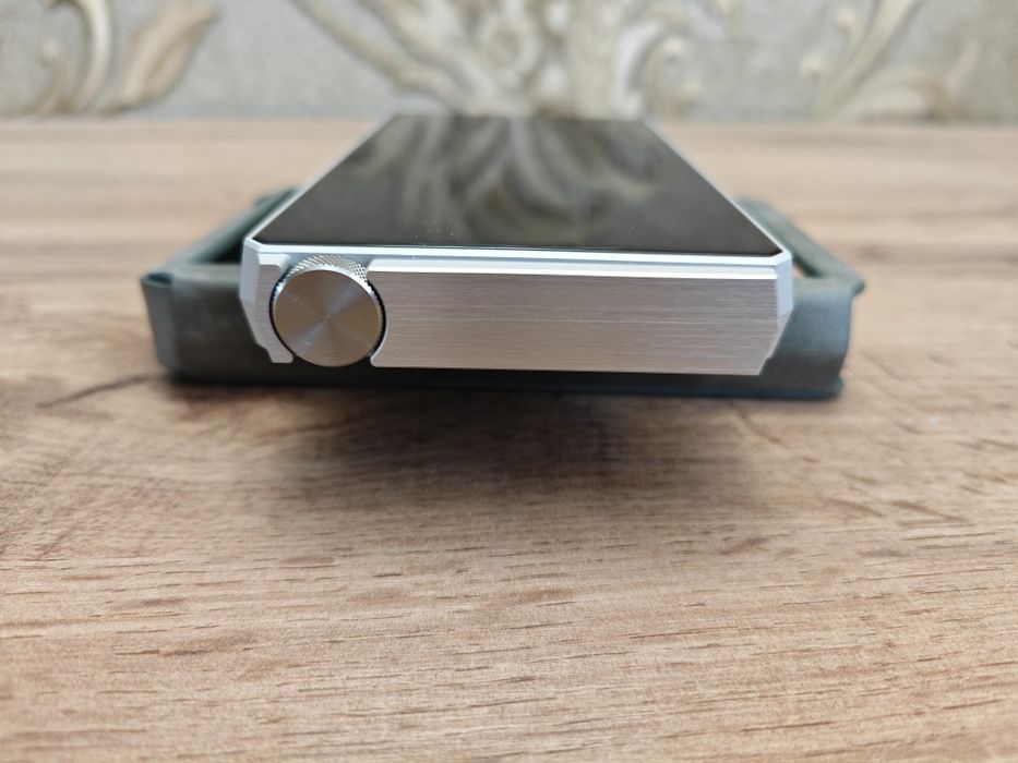 Плеер hiby r6 2020 в идеальном состоянии+ кожаный чехол.