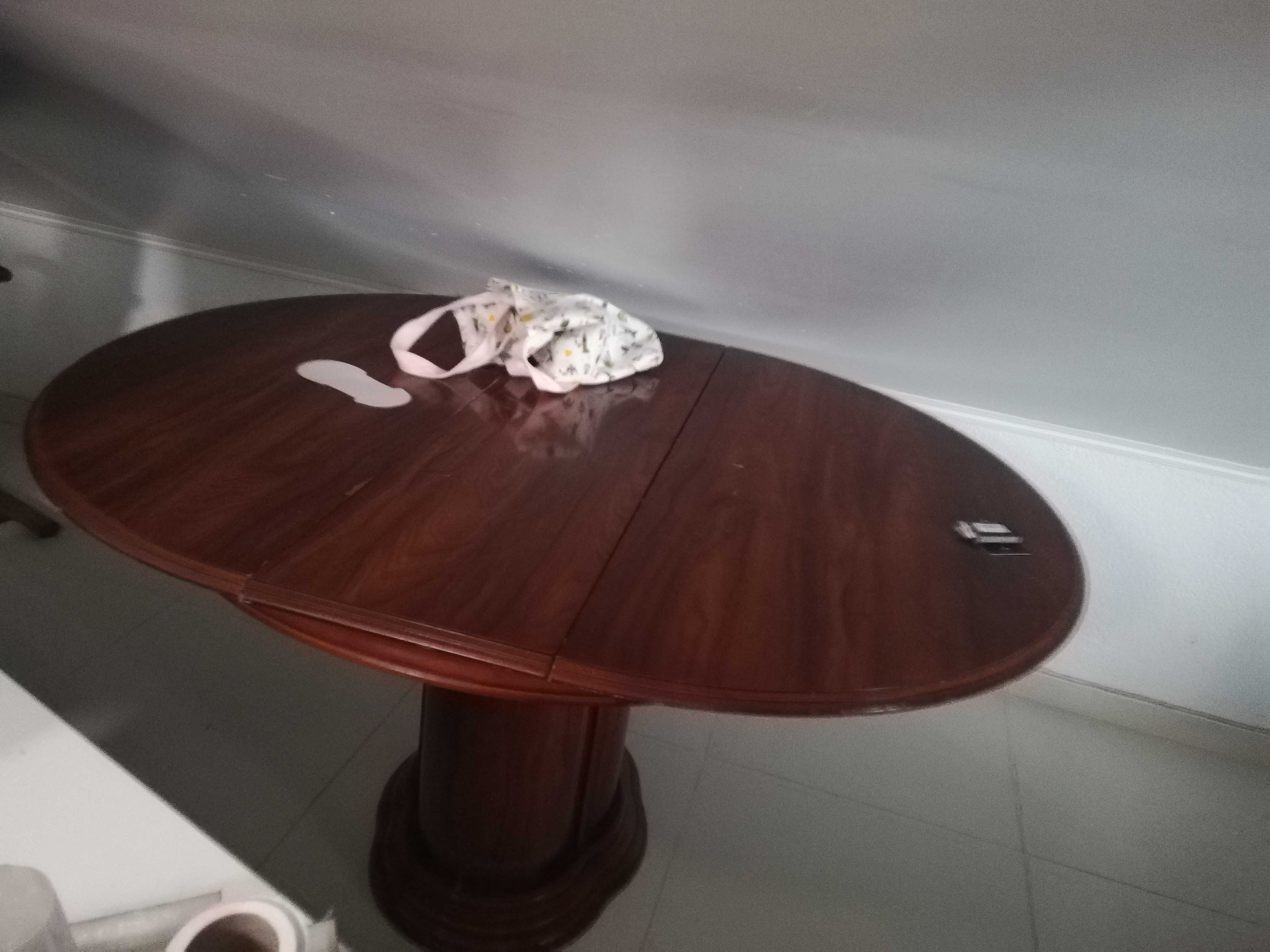 Movel se sala com iluminação e mesa com 4 cadeiras como novo