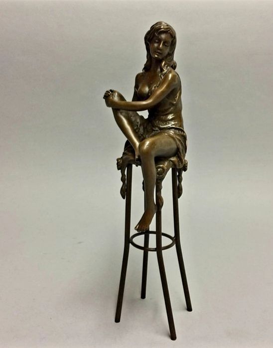 Estátua em Bronze " Mulher Sentada"