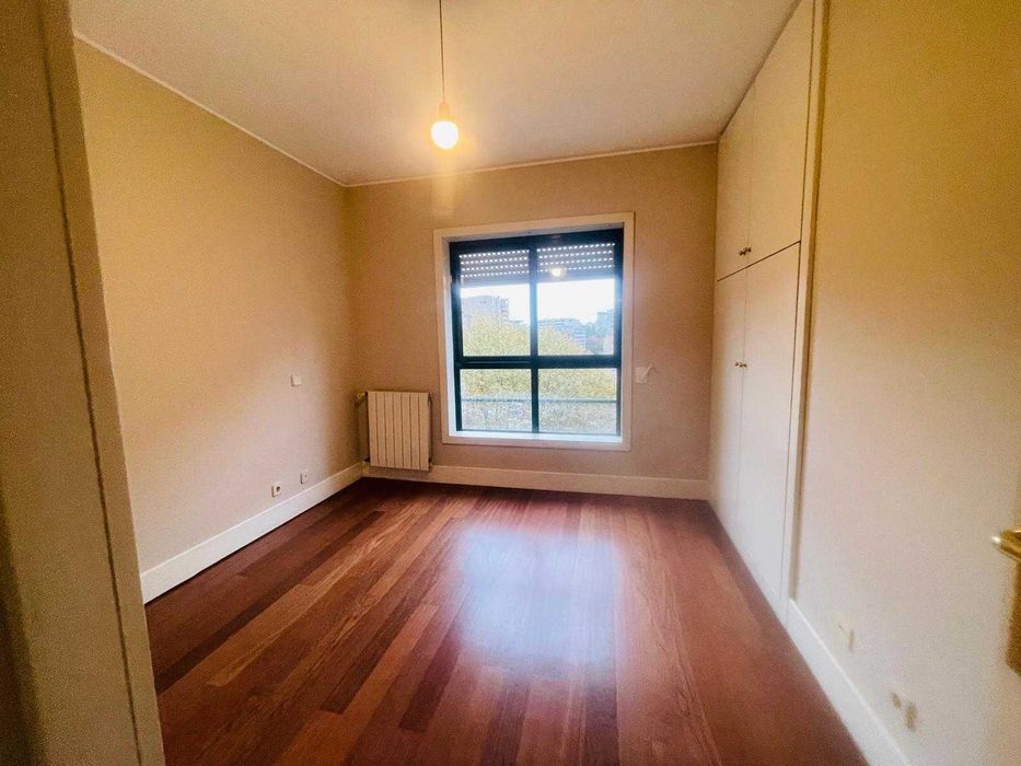 T2 suíte, lugar de garagem e arrumos- Edifício  - Pinheiro Manso