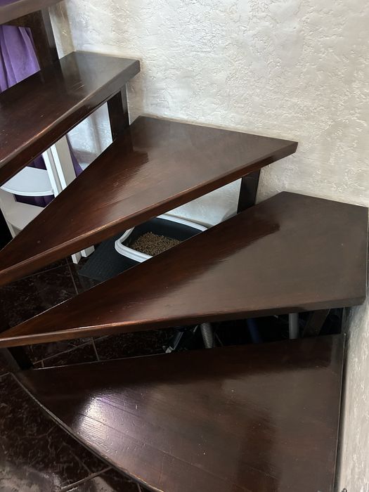 Сходи дерев'яні в будинок  б/у 15 штук із поручнями.