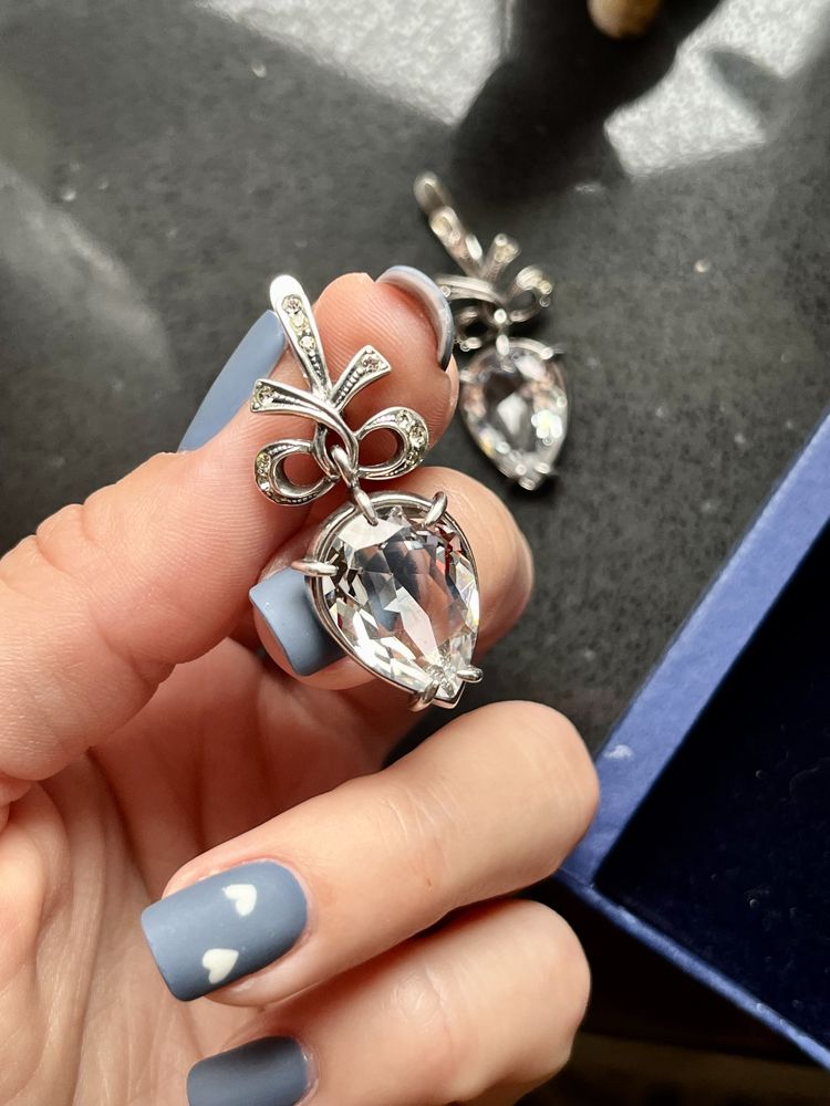 Комплект з кристалами Swarovski: сережки та кільце з кристалами.