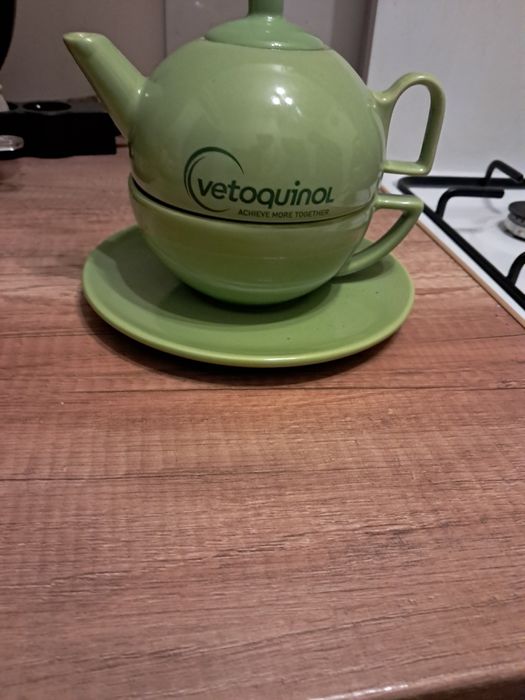 Czajniczek razem w komplecie  z filiżanka do herbaty.