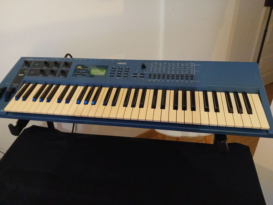 Sintetizador Yamaha CS1x
