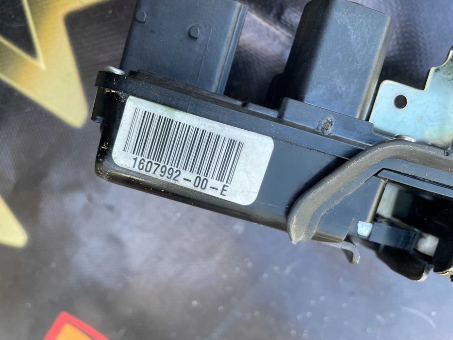 Замок дверей передньої лівої Tesla S Plaid 1607992-00-E Замок двери