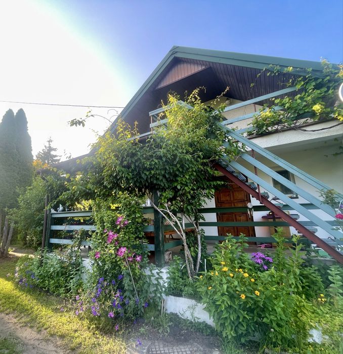 Ucieczka z miasta–domek na wsi wśród natury, blisko lasu i rzeki.