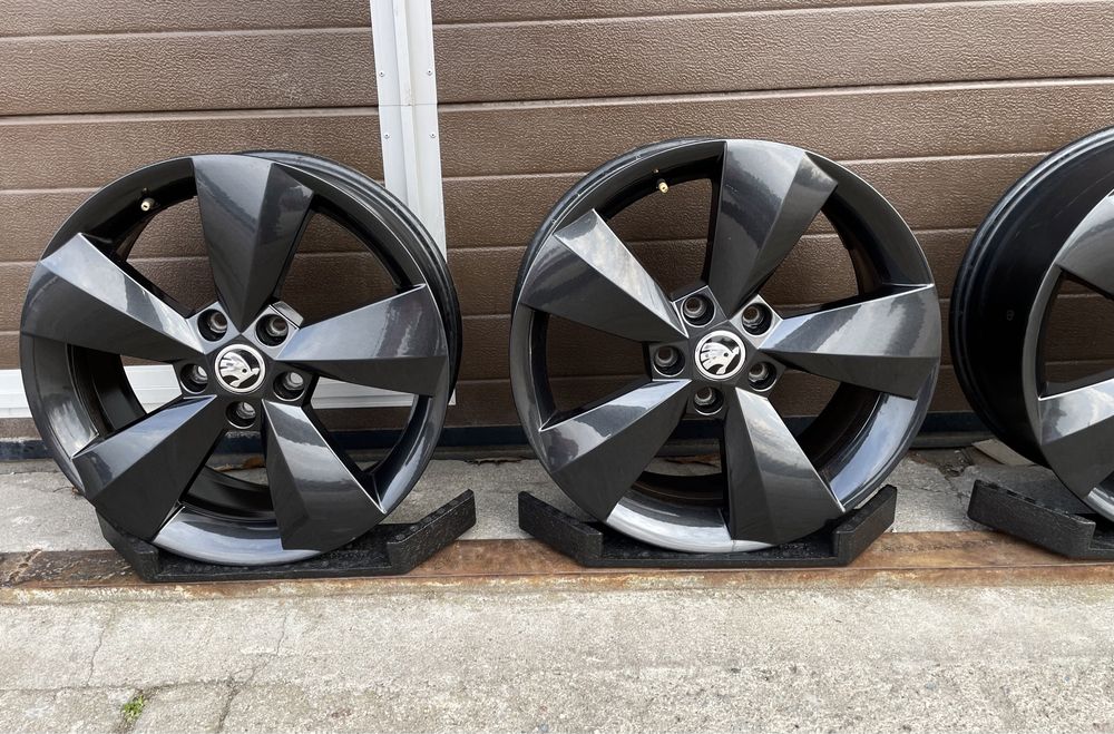 4x felgi aluminiowe 5x112 r17 et38 6,5J Alufelgi Czarne Oryginał Skoda