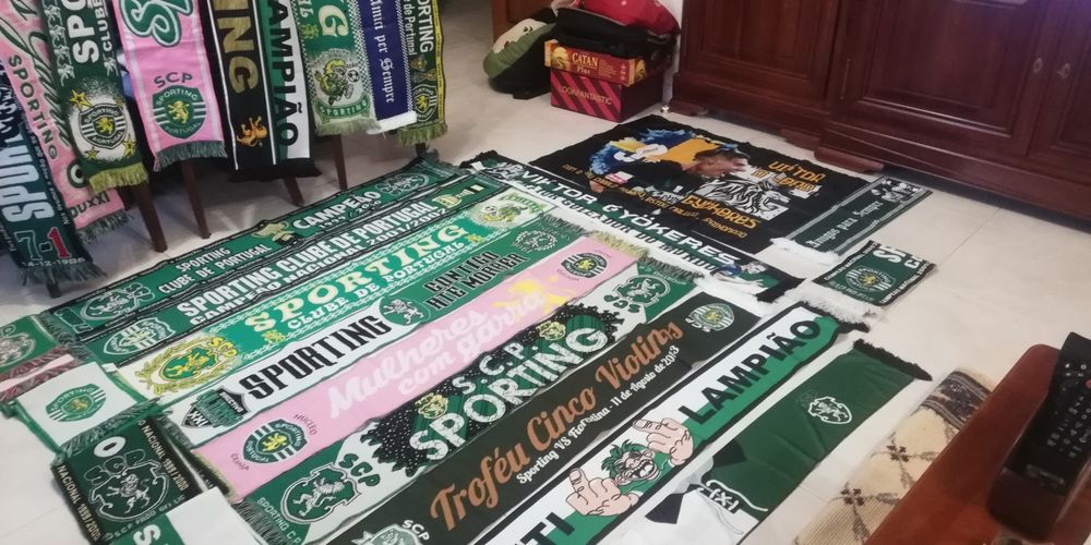 26 Cachecois e uma Bandeira do Sporting