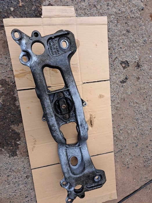 Łapa poduszka podpora skrzyni biegów Audi A4 B7 2.5 tdi manual