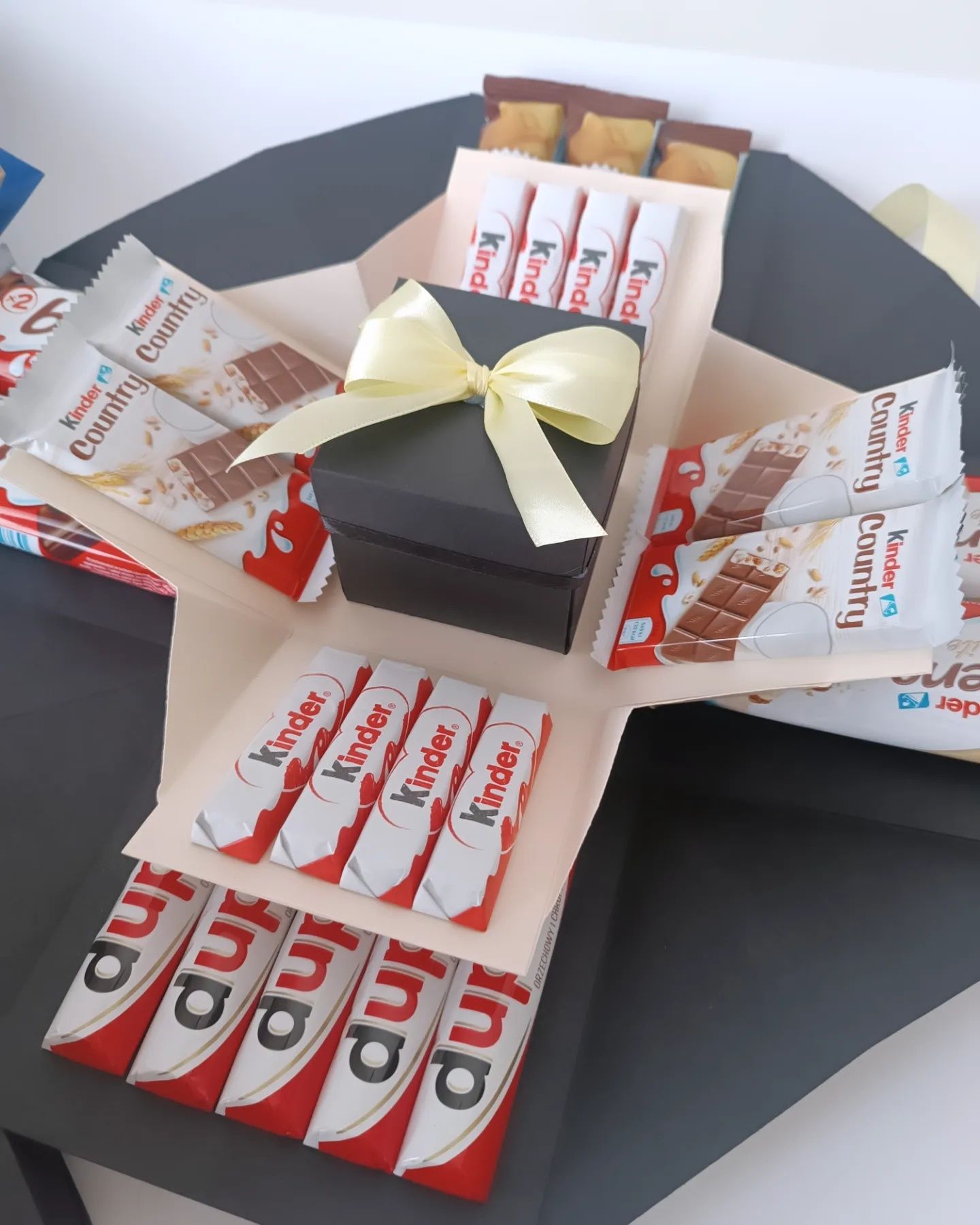 Box explosion Kinder słodycze
