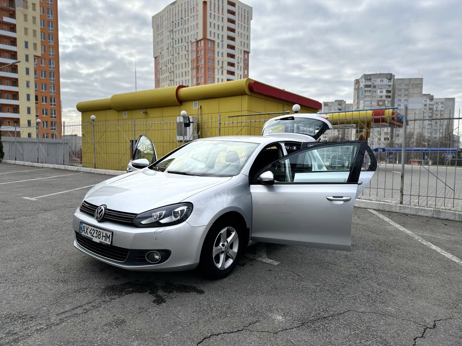 Продам автомобиль VW Golf 2011 официальный