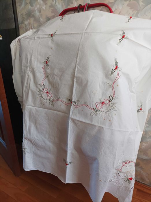 Вишита новорічна скатертина