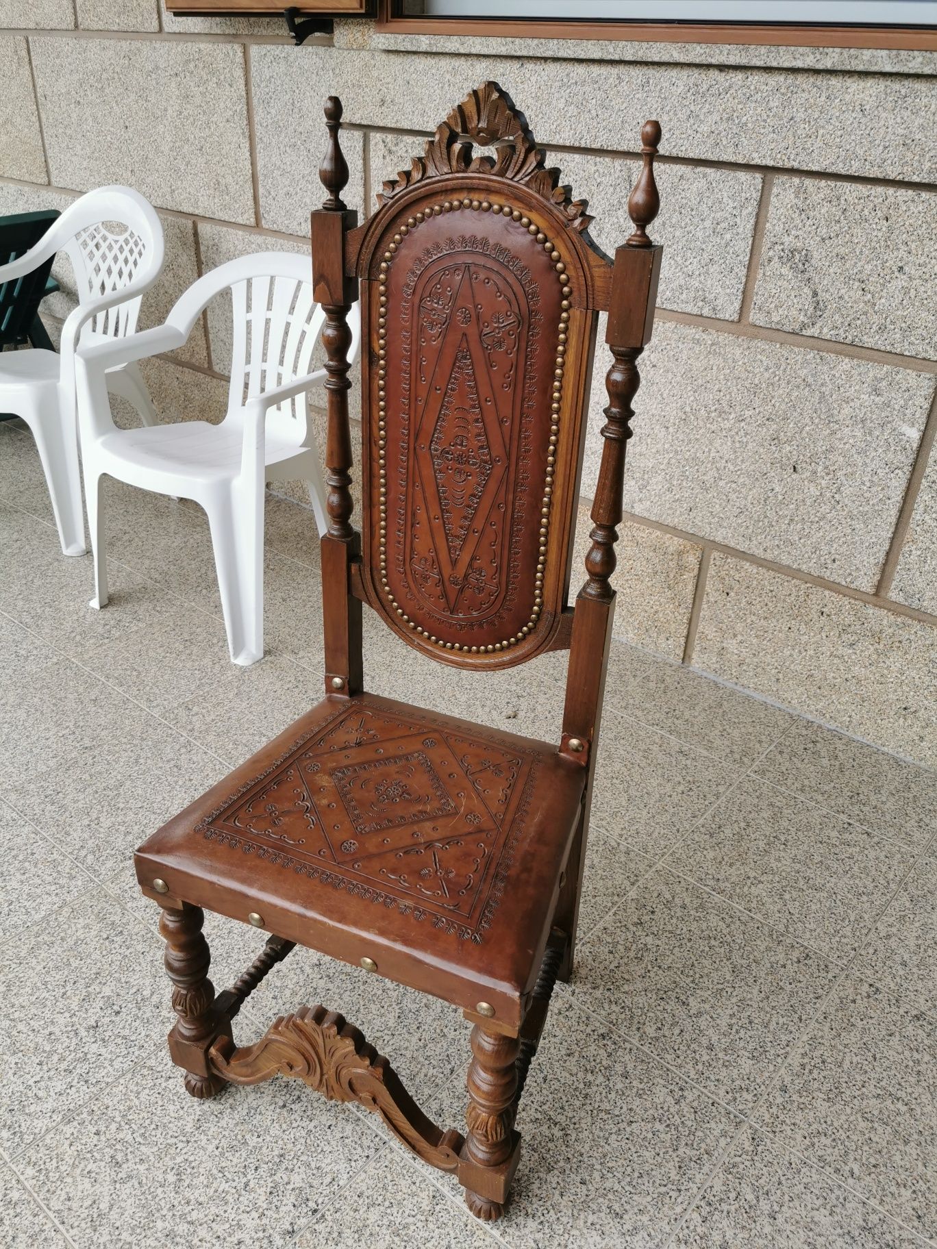 Vendo 8 cadeiras estilo antigo vintage em madeira e pele trabalhada