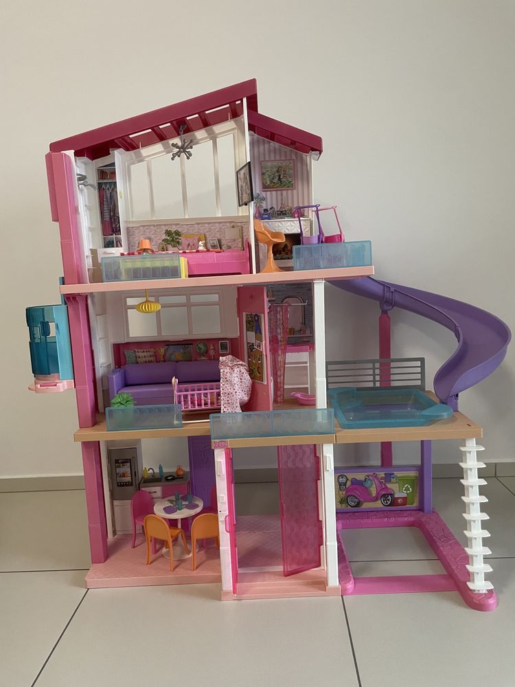 Duży dom dla Barbie z windą i basenem