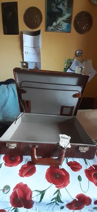 Дипломат под крокодилью кожу новый с двумя ключиками и биркой.Смотрите