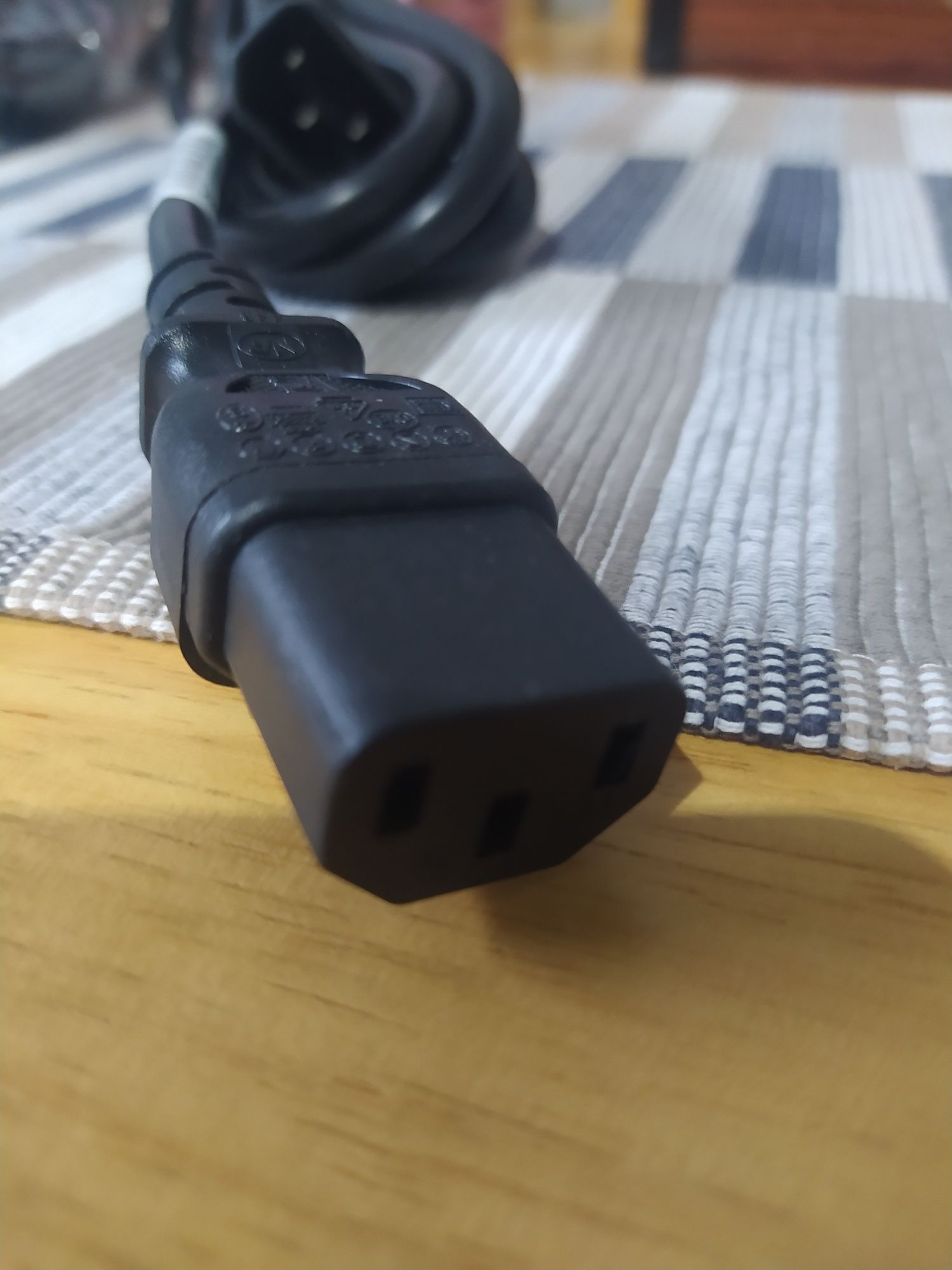 Kabel zasilajacy  komputer, ekspres do kawy.
