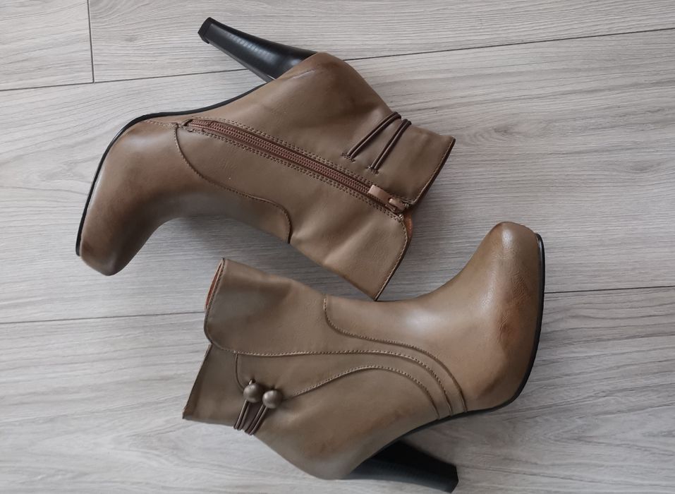 Botki beżowa na obcasie