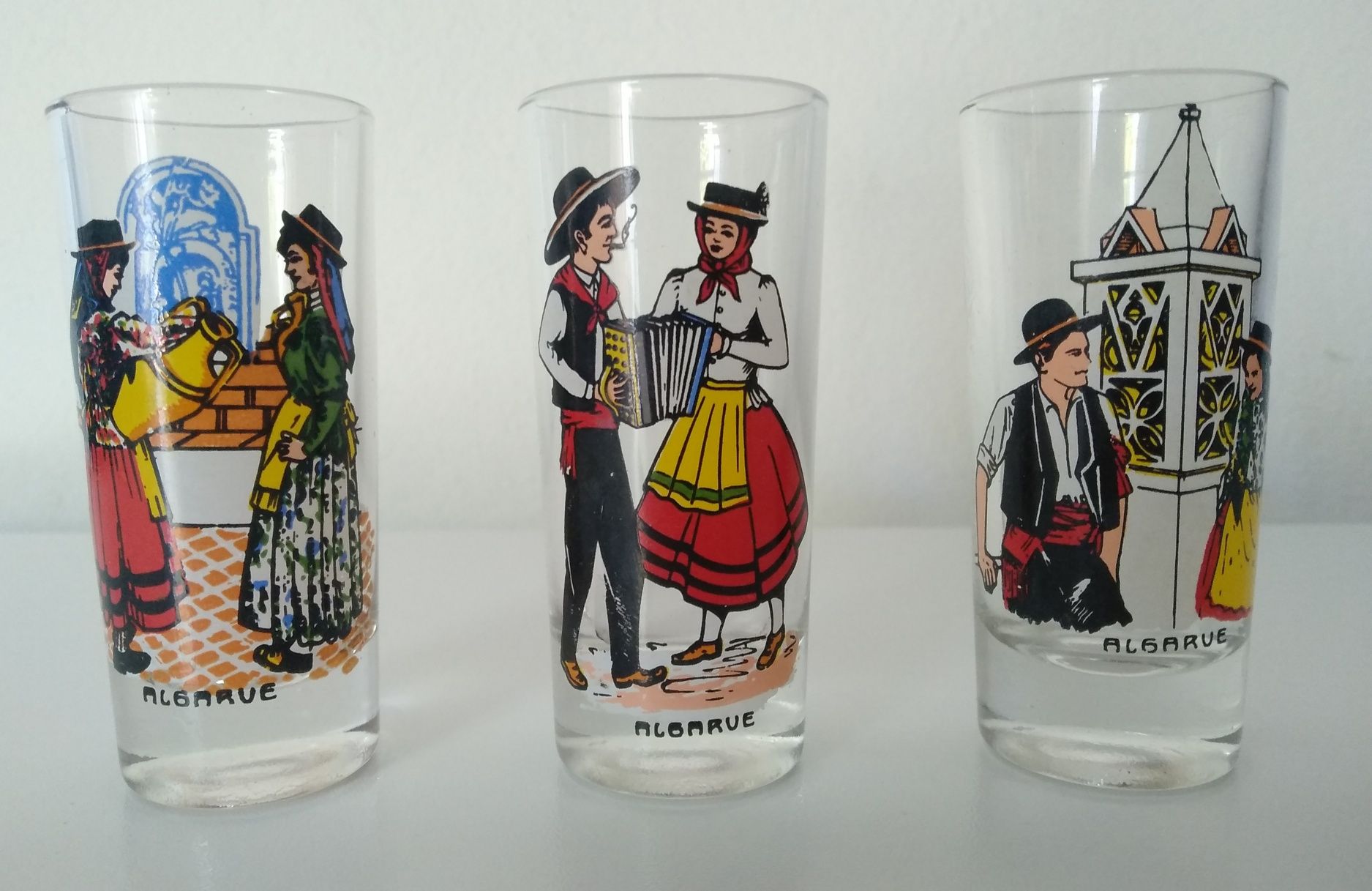 Conjunto de copos de vidro dos anos 70