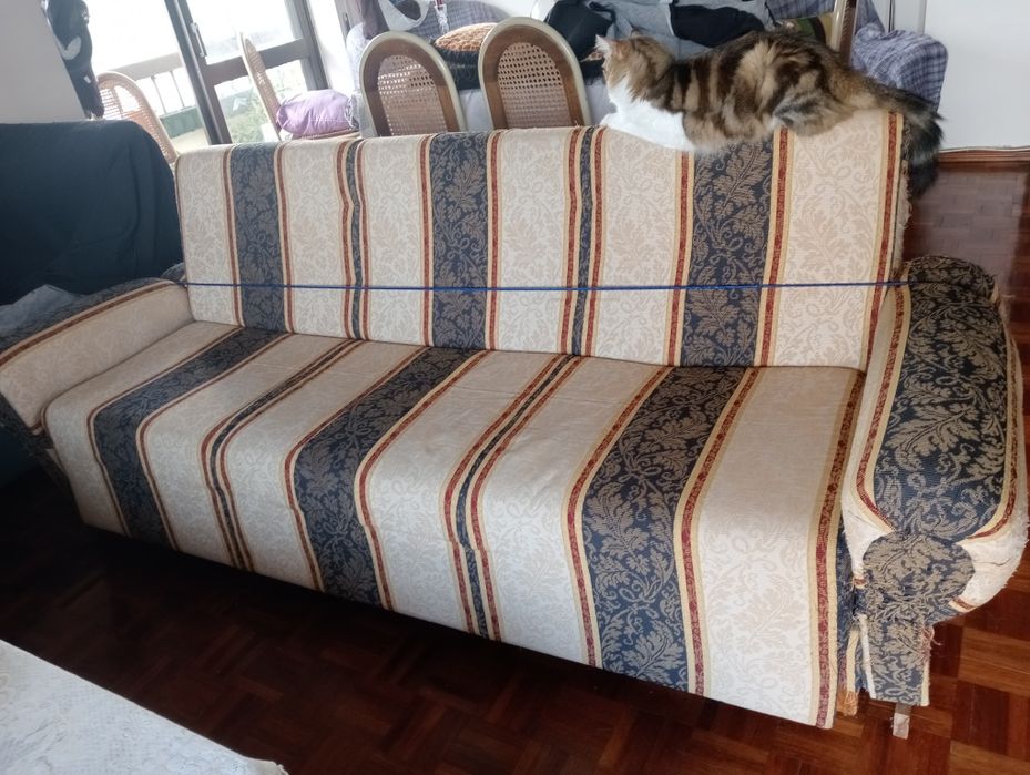 2 sofás de 1 lugar + mesa centro em madeira