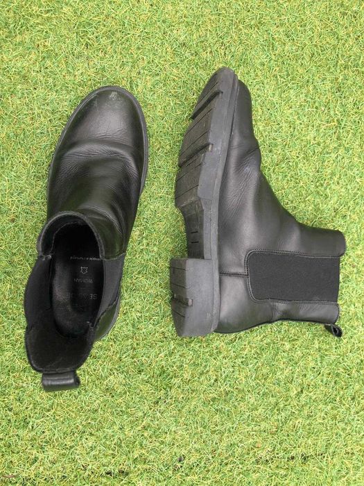 botas de couro pretas