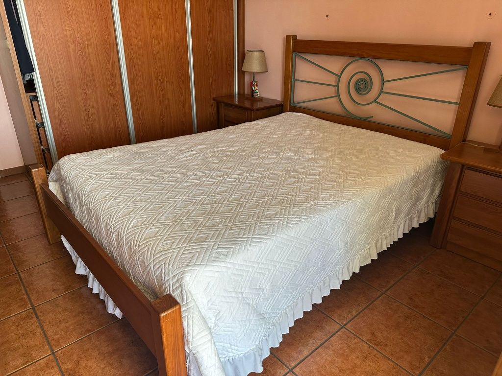 Quarto de casal em madeira envernizada