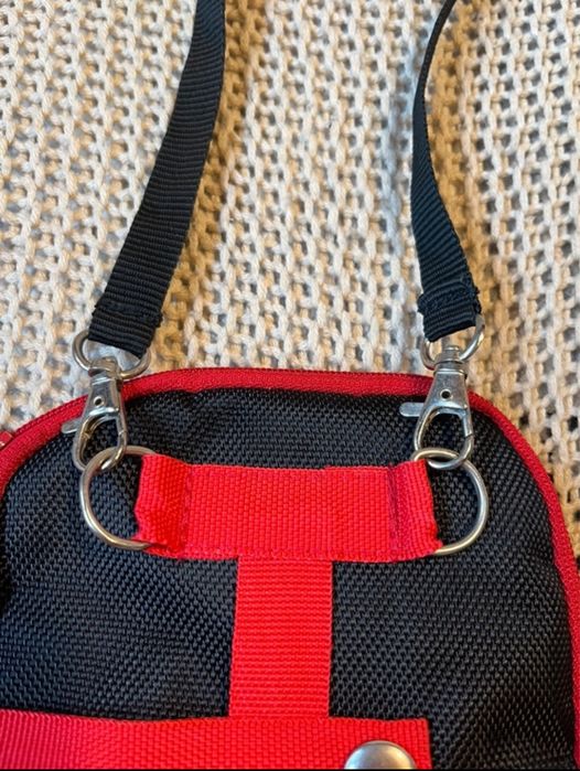 Saszetka podróżna z odpinaną smyczą, licznymi przegrodami