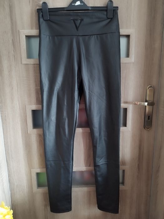 Okazja! Czarne legginsy Eco skóra z V mega elastyczne rozmiar 40/L raz