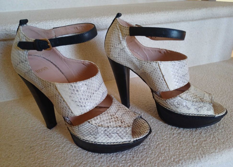 sandalias pele genuína: versace, carolina herrera, hugo boss e furla.