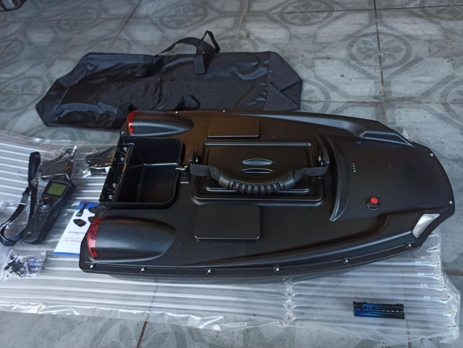 Карповий Кораблик для прикормки, завозу снастів.