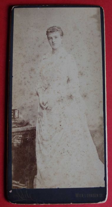 Princesa Amélia de Orleães em jovem fotografada em Viena de Áustria