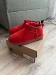 Czerwone buty UGG