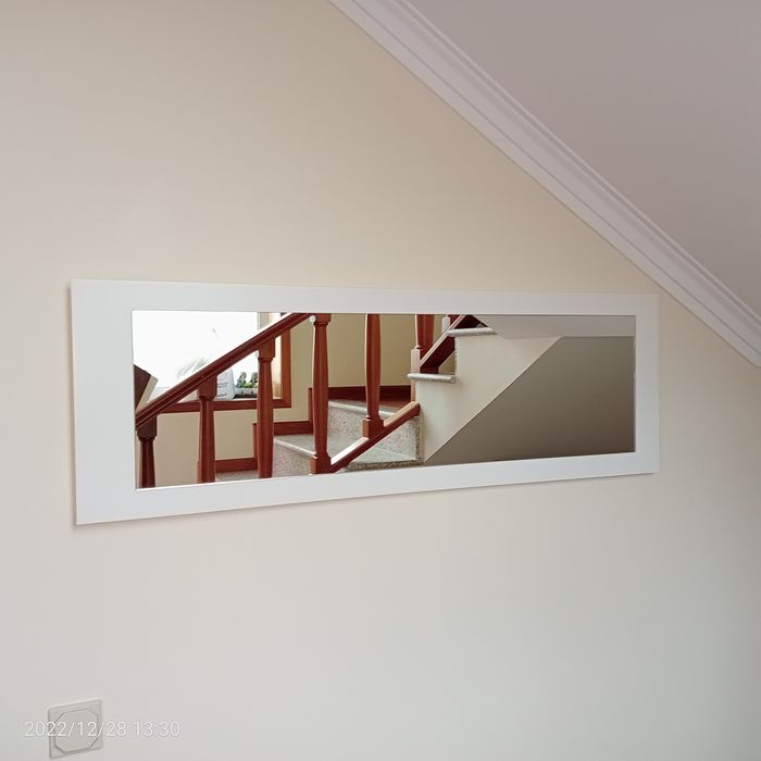 Consola lacada branco mate.